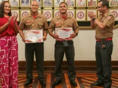 Bombeiros de resgate heroico em praia de Niterói são homenageados