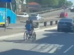 Cadeira de rodas em ação perigosa no trânsito de Niterói; vídeo