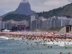 Calorão no Ano Novo explode número de salvamentos em praias do Rio