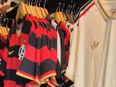 Camisas do Flamengo falsificadas vendidas em fábrica na Região dos Lagos