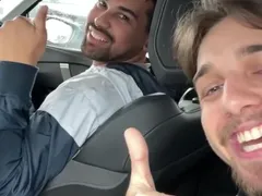 Cantor de Niterói descobre voz de ouro de motorista tímido; vídeo