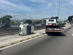 Capotamento na Avenida Brasil deixa dois feridos