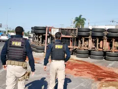 Carreta fica virada ao contrário após tombar em Itaboraí; veja fotos