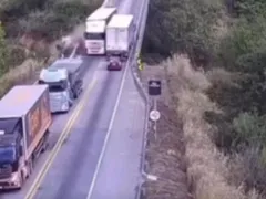 Carreta sem freio joga carro de ponte e deixa feridos; vídeo assustador