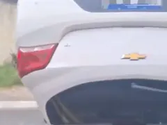 Carro capota após colisão em cruzamento na Região Oceânica de Niterói