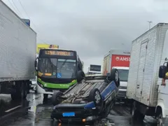 Carro capota e complica trânsito na Avenida Brasil