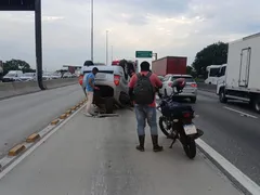 Carro capota e deixa trânsito lento na Avenida Brasil