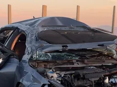 Carro capota na Ponte Rio-Niterói e deixa três feridos