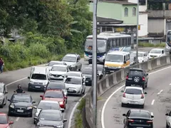 Carro capota na RJ-104, em São Gonçalo