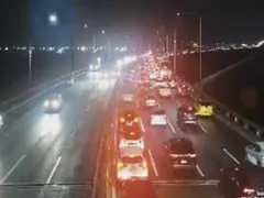 Carro enguiça e complica trânsito na Ponte Rio-Niterói