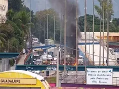 Carro pega fogo após batida no meio da Avenida Brasil; um ferido