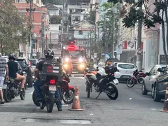 Carro pega fogo e interdita rua na Zona Sul de Niterói