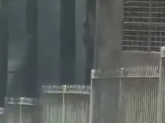 Carro pega fogo em São Gonçalo; vídeo