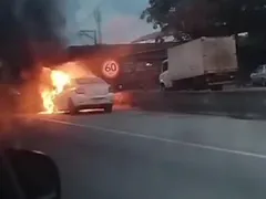 Carros pegam fogo em rodovias, em São Gonçalo e Itaboraí; vídeo