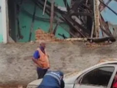 Casa desaba no Rio e moradora e animais escapam por pouco