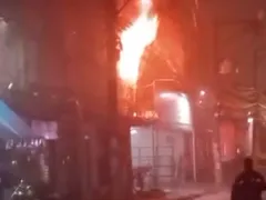 Casa pega fogo e assusta moradores em São Gonçalo; vídeo