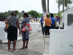 Cemitérios de São Gonçalo recebem milhares de visitantes