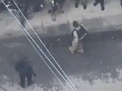 Cenas de guerra filmadas por drones nos complexos da Penha e do Alemão