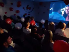 Cinema e pipoca: hospital de Itaboraí faz a festa dos namorados