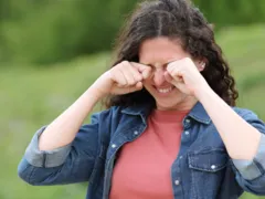 Coçar os olhos pode levar à cegueira: entenda o avanço do ceratocone