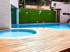 Criança é sugada por cano de piscina em casa de festa em Niterói