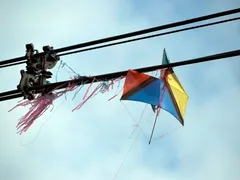 Crianças são eletrocutadas após linha de pipa enroscar em fiação