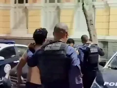 Criminosos são presos com fuzis no Morro do Estado, em Niterói