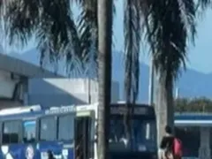 Criminosos usam ônibus como barricadas na Ilha do Governador