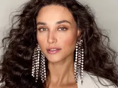 Débora Nascimento expõe sexualidade durante programa