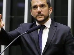 Deputado Carlos Jordy acorda com PF na porta de casa