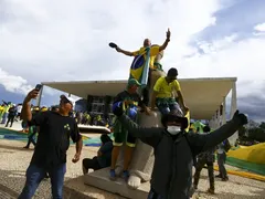 Dosimetria é aprovada para reduzir penas de condenados pelos atos de 8 de janeiro