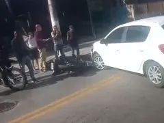 Duas pessoas feridas após batida entre carro e moto em Niterói