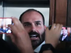 Eduardo Bolsonaro afirma que não vai renunciar ao mandato e desafia STF