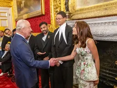 Encontro histórico: o aperto de mão entre Anitta e o Rei Charles