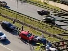 Engavetamento de sete veículos na BR-101 deixa um ferido em SG