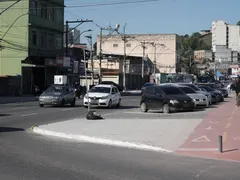Estacionamento proibido em rua importante de São Gonçalo; entenda