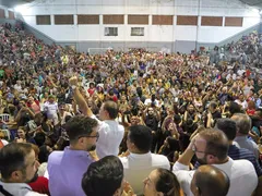 Famílias celebram reajuste e 13º da Moeda Arariboia, em Niterói