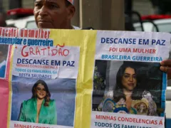 Fãs madrugam no adeus à cantora Preta Gil no Rio