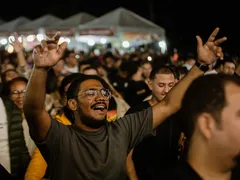 Fãs vão de longe ver shows de famosos no aniversário de Maricá