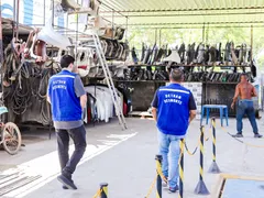 Ferro-velho com peças sem registro é interditado em Itaboraí