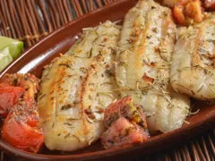 Filé de peixe com alho e alecrim para o Dia de São Pedro