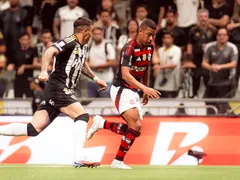 Gol nos acréscimos deixa Flamengo a um passo da taça do Brasileirão