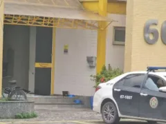 Homem é detido após quebrar viatura e danificar delegacia no Rio