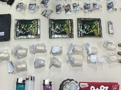 Homem é preso e drogas são apreendidas em Maricá