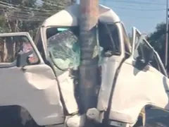 Homem morre após kombi bater em poste na Zona Oeste