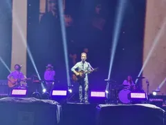 Icaraí lota cedo e dá largada ao Réveillon em Niterói com orquestra; Ludmilla e Nando Reis são destaques