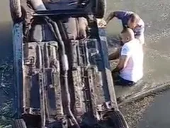 Idoso morre após carro despencar em rio; criança entre feridos