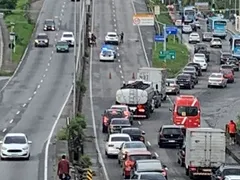 Idoso morre atropelado e trânsito é fechado na RJ-104, em SG