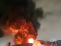 Incêndio atinge casa  no Jacarezinho e mobiliza bombeiros