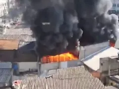 Incêndio atinge fábrica de uniformes no Méier; vídeo